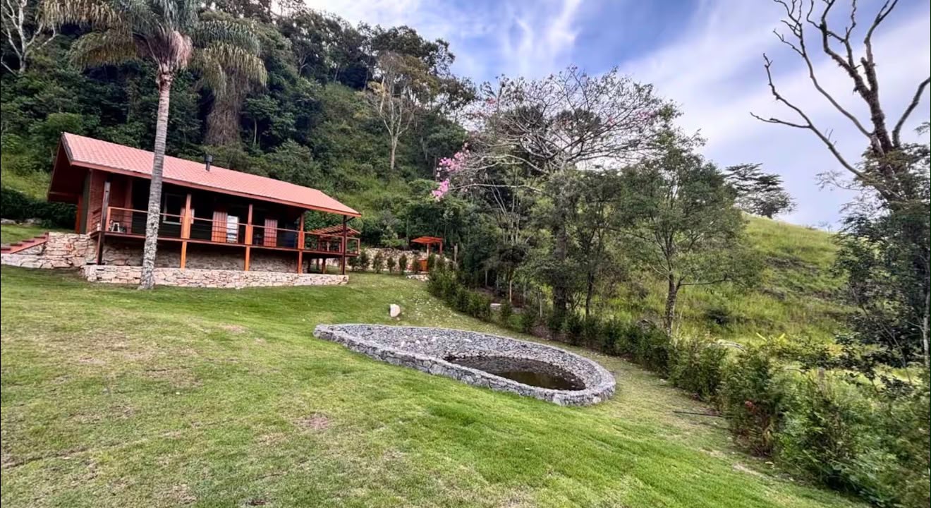 Casa de campo com telhado vermelho e gramado antes do tratamento